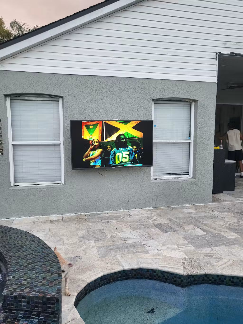 SMART Google TV Extérieur Étanche Plein Soleil 43’’ (109 cm) 4K UHD – Pool Pro 3.0