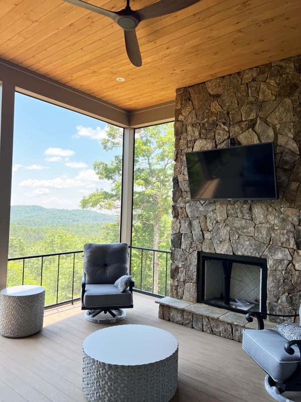 Sur une terrasse rooftop