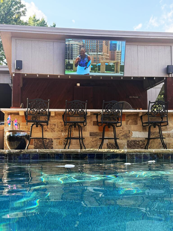 Au bord de la piscine